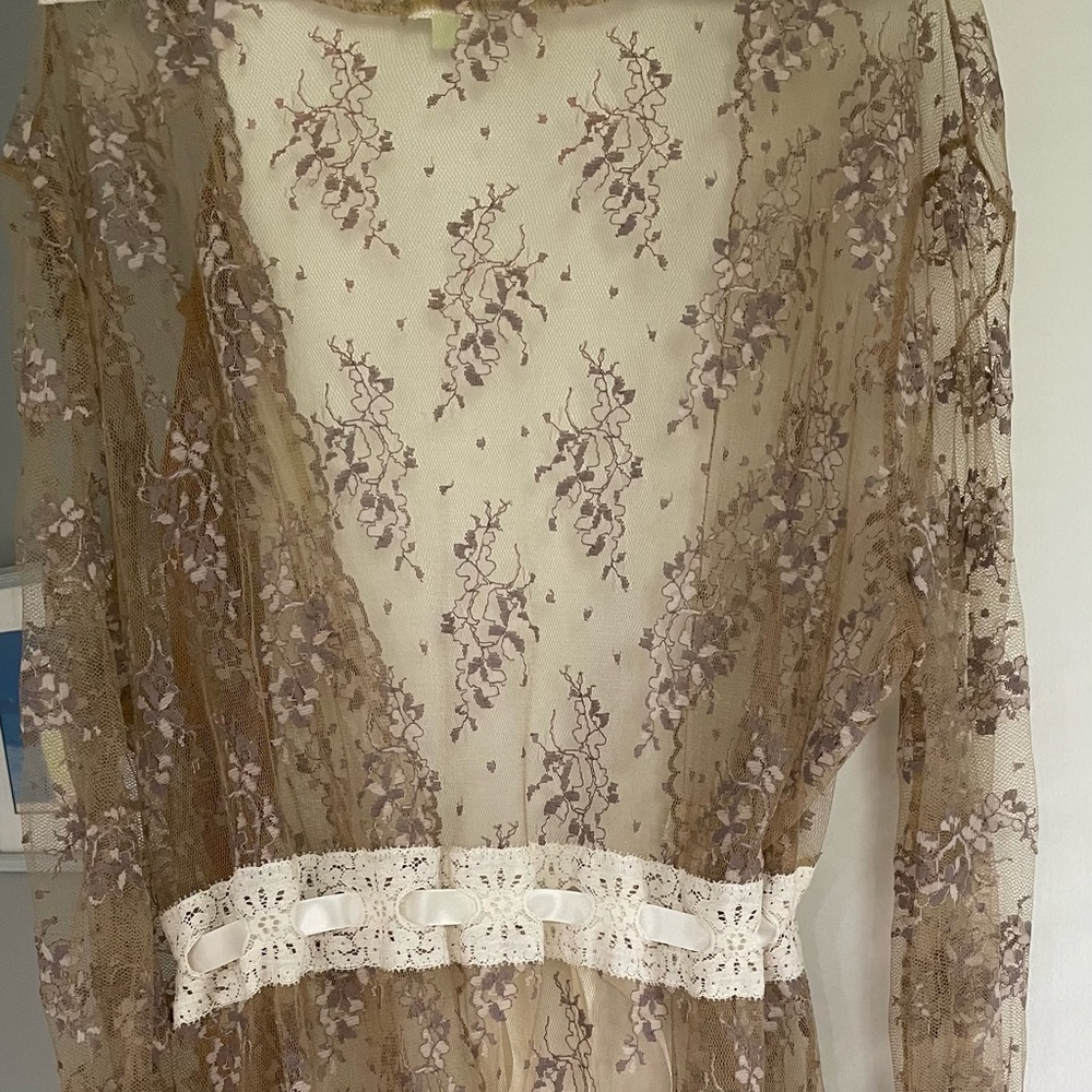 Perfect for the holidays! Who doesn’t like gold lace?